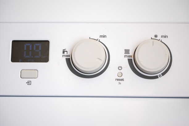 家用供暖锅炉上的旋钮特写图片下载