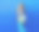 年轻女子与背包看别处穿着衬衫，太阳镜在蓝色的背景图片下载