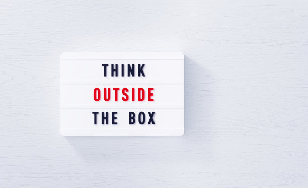 思考盒子外面写白色灯箱在白色的木材背景图片下载