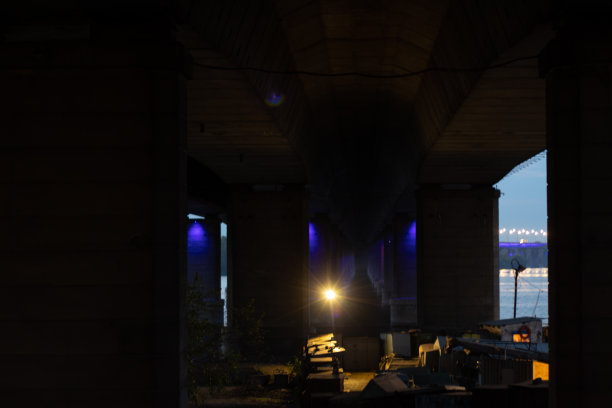 乌克兰第聂伯市的老桥在背光下的夜晚图片下载