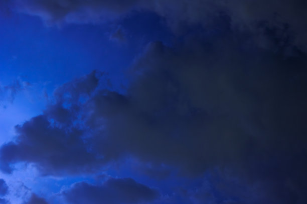 即将来临的暴风雨发出的闪光照亮了夜晚的云层。图片下载