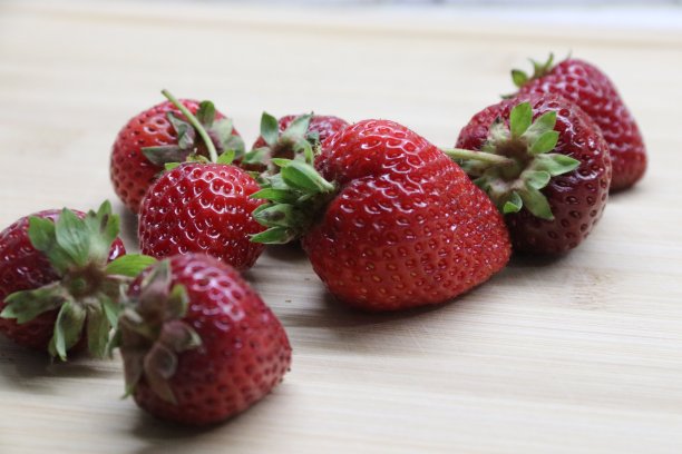 特写:新鲜采摘的夏季水果草莓图片下载