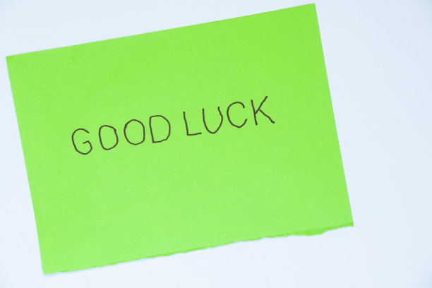 祝你好运，白色背景上绿色纸张上的英文文本图片下载