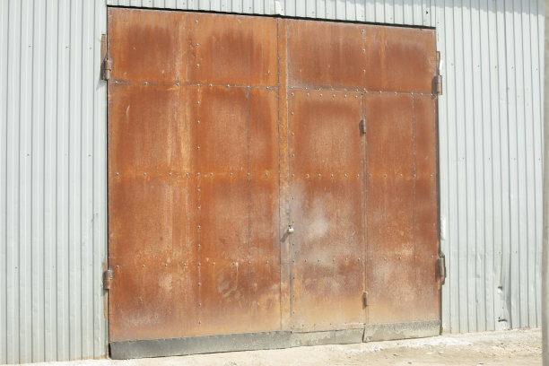 生锈的大门。进入车间。行业的细节。图片下载