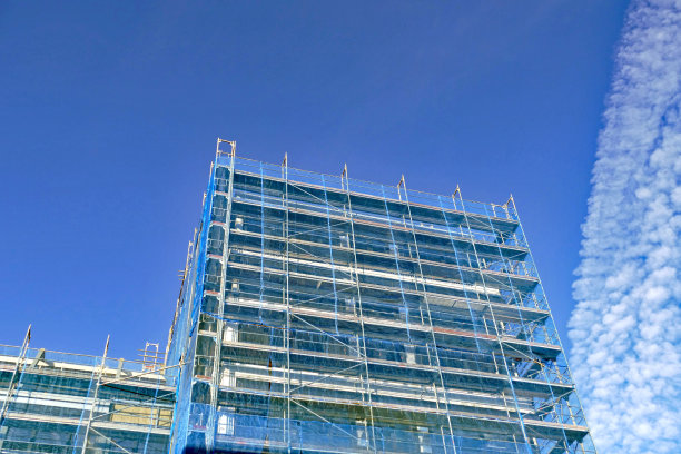 公寓装修时的脚手架和安全网图片下载