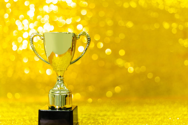 闪亮背景上的金色奖杯图片下载