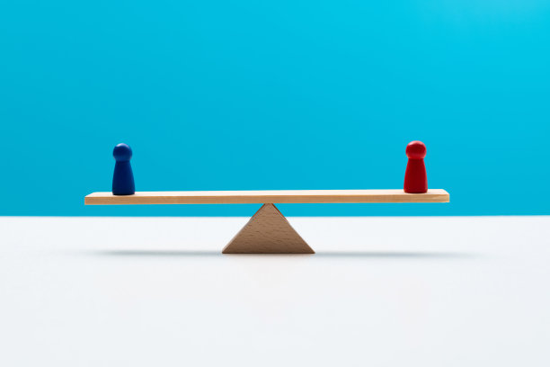 木制跷跷板上有绿色和红色的棋子图片下载