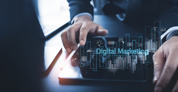 数字化营销，全球化经营理念。商务人员使用平板电脑分析销售数据图表增长与社交媒体营销计划，在线业务策略和解决方案，全球网络连接图片下载