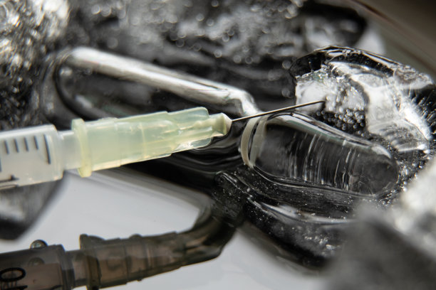 用针头注射器和装有冰封疫苗的安瓿瓶，在熊猫身上进行大规模疫苗接种图片下载