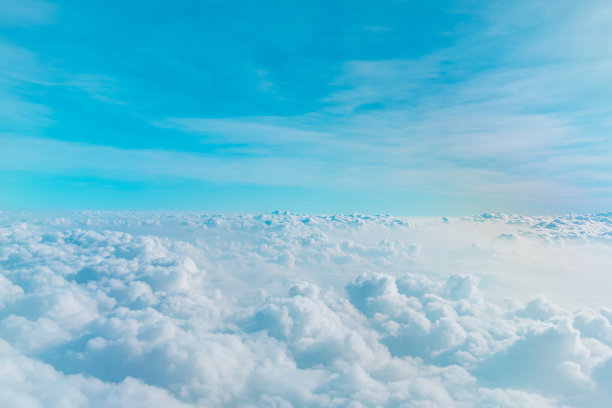 飞机窗外的白云和蓝天。图片下载