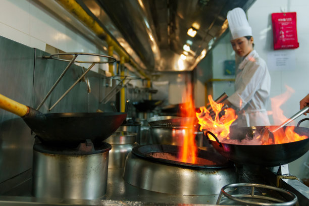 餐厅后厨大厨炒菜颠勺图片下载