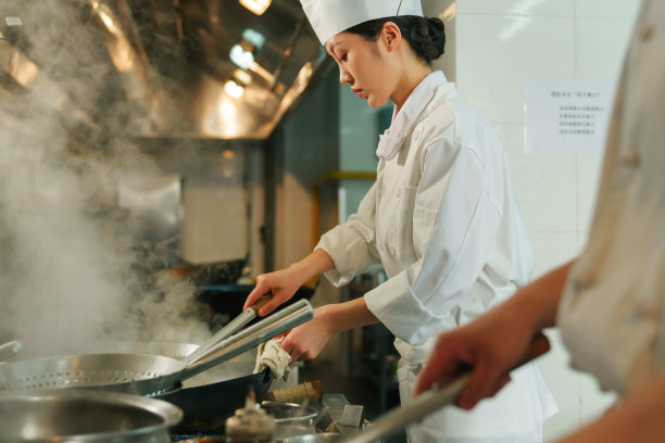 后厨内的专业厨师团队烹饪美味佳肴图片下载