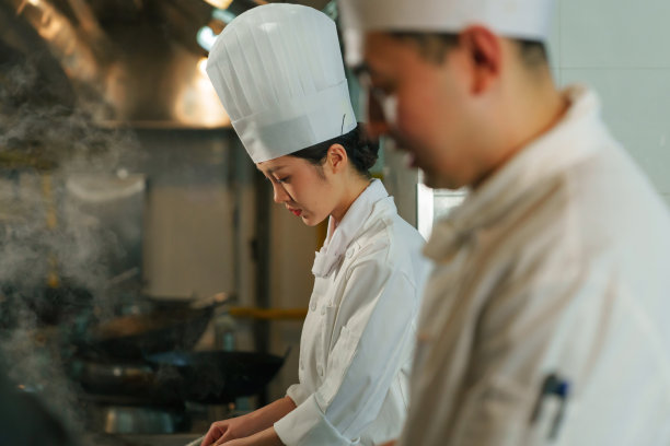 后厨内的专业厨师团队烹饪美味佳肴图片下载