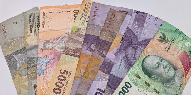 照片近距离的钱，几个印尼卢比钞票孤立在白色背景，印尼银行，钱，卢比，现金图片下载