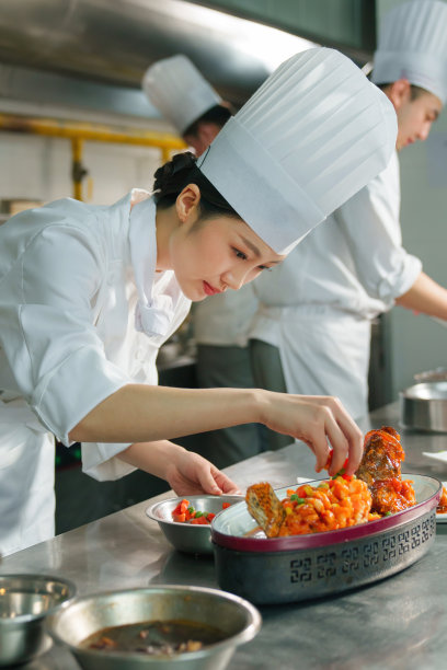 后厨内的专业厨师烹饪美味佳肴图片下载