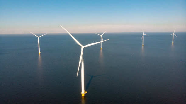 巨大的风车涡轮机，海上风车农场在海洋Westermeerwind公园，在一个美丽明媚的日子荷兰Flevoland noordostpolder的海上孤立的风车图片下载