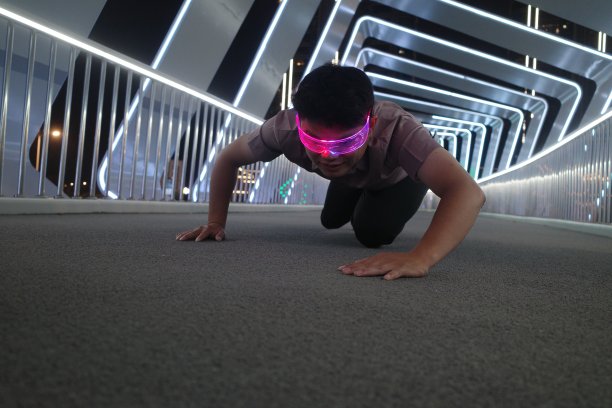 AR眼镜虚拟游戏体验与元宇宙概念图片下载