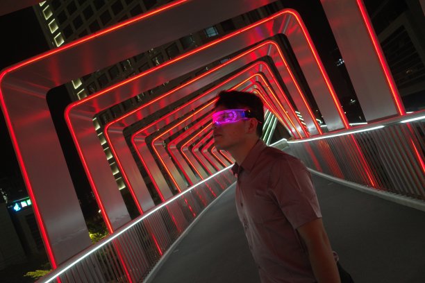 AR眼镜虚拟游戏体验与元宇宙概念图片下载