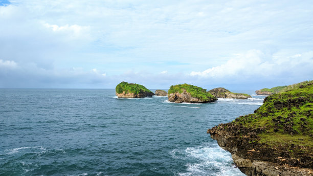 美丽的景观海景岩石形成岛屿卡萨普海滩在太平洋东爪哇印度尼西亚图片下载