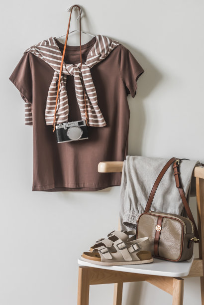 女士舒适的旅行、步行服装- t恤、背心、亚麻裤、皮凉鞋和斜挎包图片下载