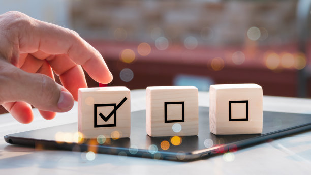 放置有复选标记的木立方体。遵从性和规则。质量控制管理，ISO认证。服务周到，产品质量保证。评估程序、调查清单。图片下载