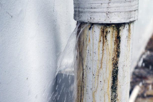 排水管损坏导致水飞溅。图片下载