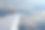 高空飞行:从机舱俯瞰。在云层上飞行的飞机的机翼。图片下载