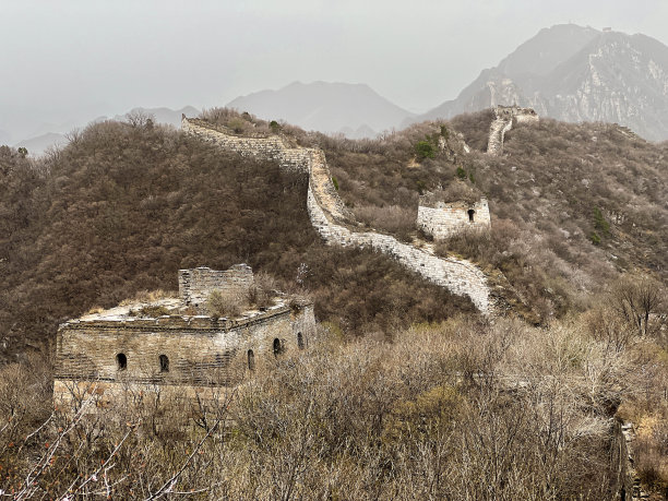 北京的春天来得很晚，四月长城附近仍然是黄色图片下载