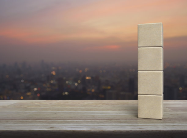 木桌上的四个木块立方体图片下载