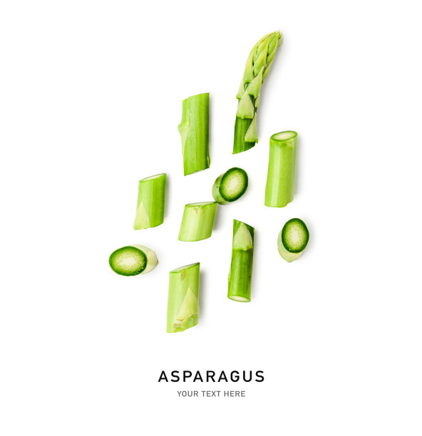 新鲜的绿色芦笋片创意布局孤立在白色的背景图片下载