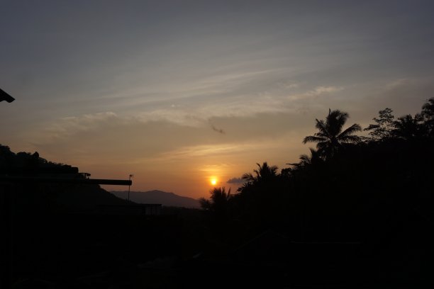 夕阳与乡村和山脉剪影的股票照片图片下载