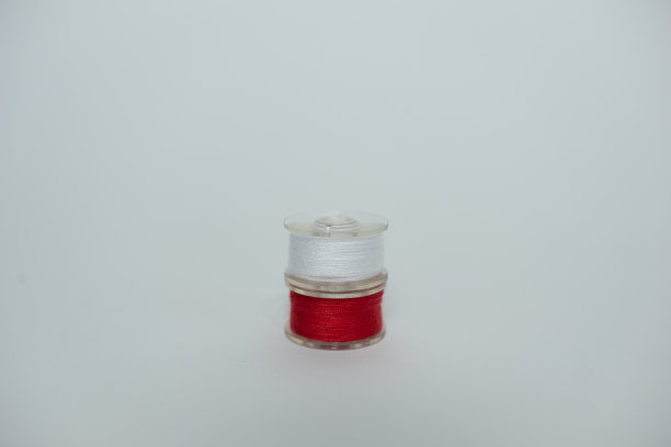 线轴线在红色和白色的颜色孤立在白色的背景。图片下载