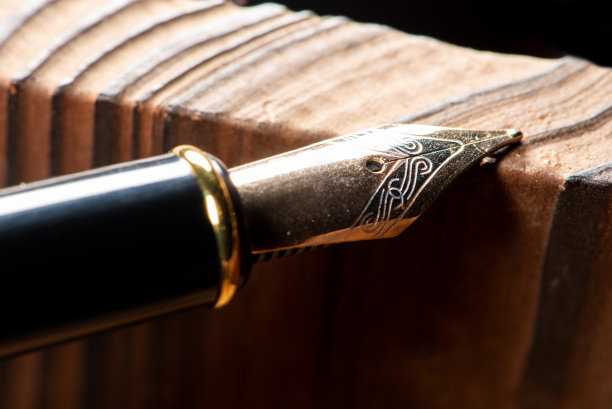 自来水笔，美丽的细节自来水笔在质朴的木材，选择性的焦点。图片下载