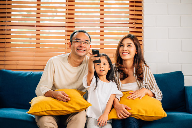 幸福的一家人在客厅一起看电视图片下载