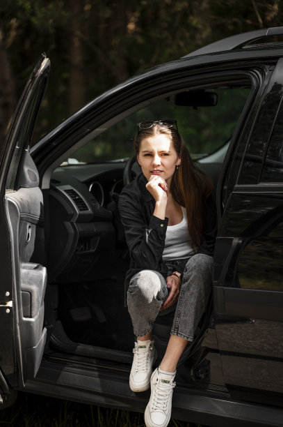 漂亮的女孩坐在车里图片下载