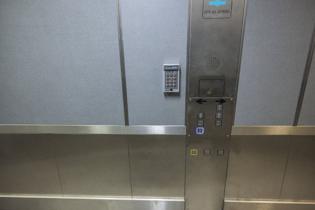 近距离观察电梯舱的控制面板。瑞典。图片下载