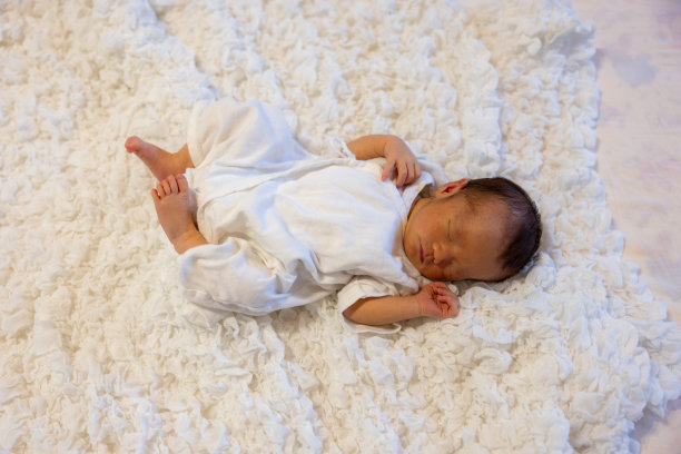 刚出生的婴儿睡在床上——正上方图片下载