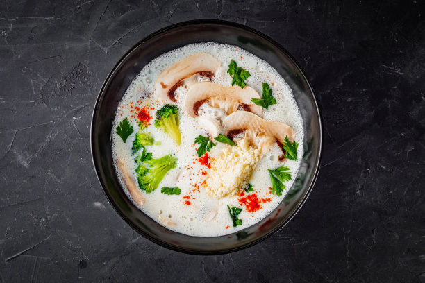 奶油蘑菇汤与冠军在黑色的背景图片下载