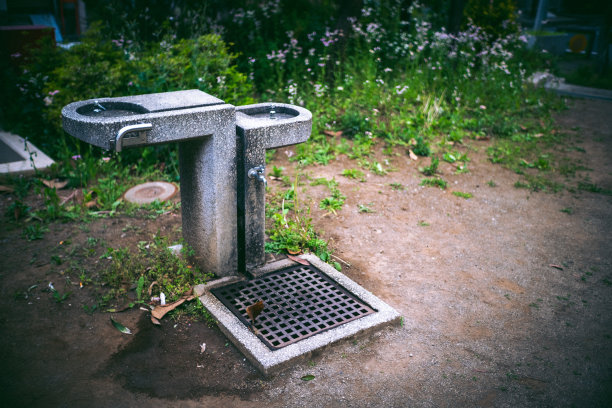 东京市中心公园里的饮水机。图片下载