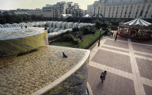 从高处俯瞰巴黎的城市景观图片下载