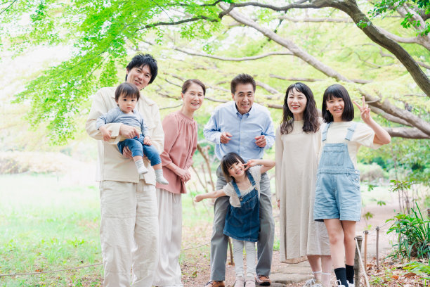 一个三代同堂的家庭在大自然中微笑图片下载