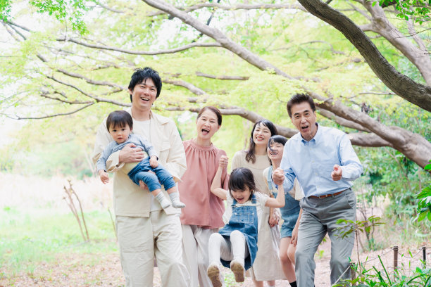 一个三代同堂的家庭在大自然中微笑图片下载