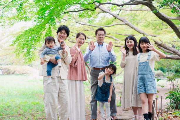 一个三代同堂的家庭在大自然中微笑图片下载