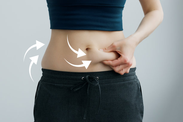 腹部脂肪问题，按摩痕迹。健康的生活方式和体育活动理念图片下载