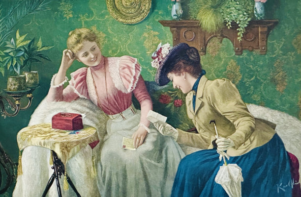 两个女性朋友坐在沙发上谈论她们的情书图片下载