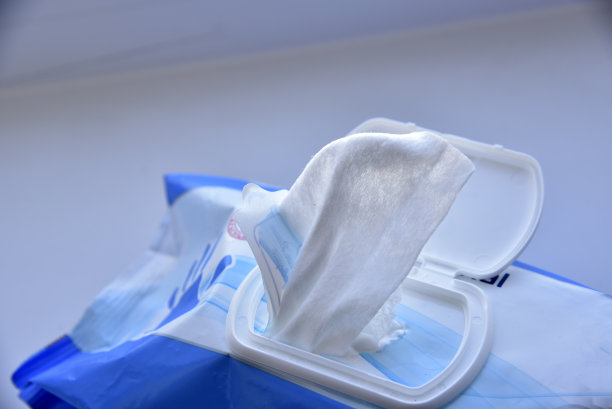 从包装上取下湿卫生巾图片下载