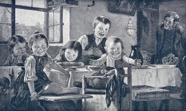 孩子们在餐桌上很高兴喜欢的菜图片下载