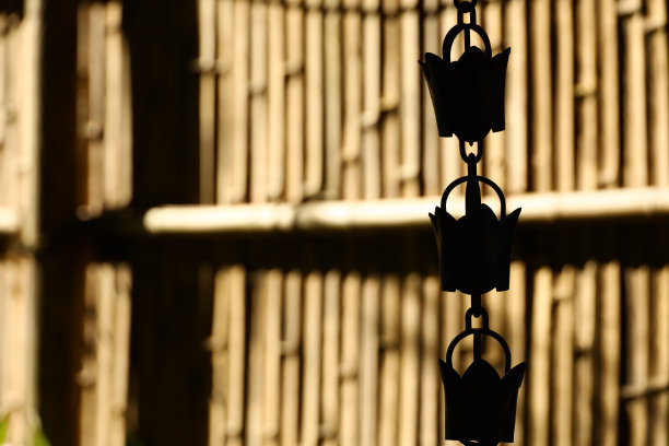 日本房屋的外观，雨链和竹栅栏图片下载