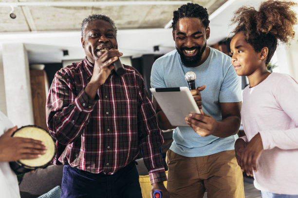 一家人在家里用麦克风唱卡拉ok图片下载