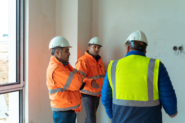 工程师按项目检查工程并召开会议图片下载